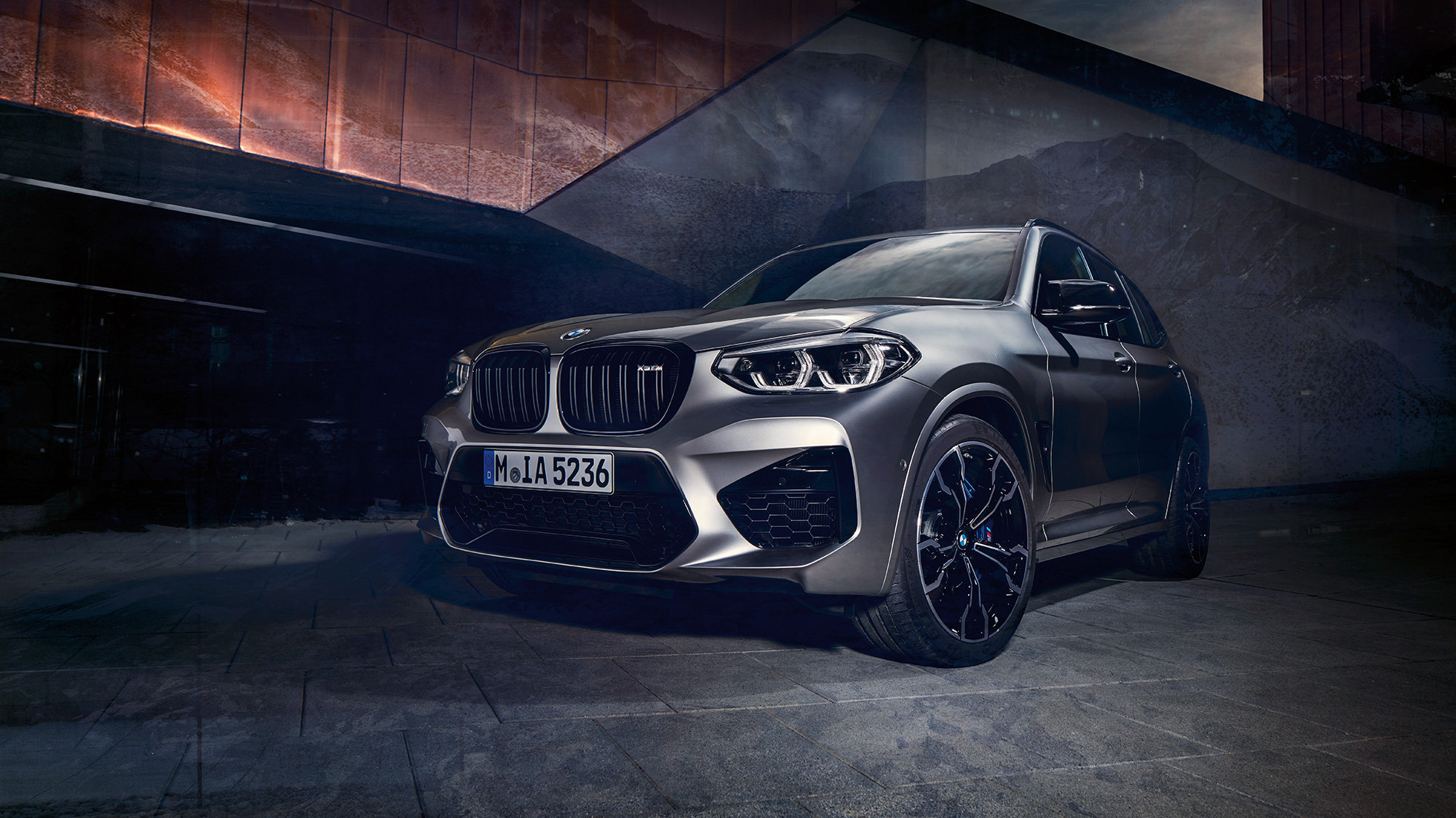 BMW X3 M Competition, вид спереду з поворотом у три чверті. BMW X3 M Competition в Donington Grey металік, екстер'єр, вид спереду з поворотом у три чверті.