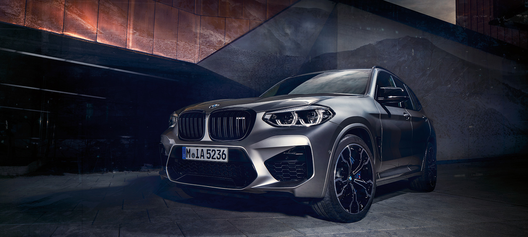 BMW X3 M Competition, экстерьер, вид спереди с поворотом в три четверти. BMW X3 M Competition в Donington Grey металлик, экстерьер, вид спереди с поворотом в три четверти.