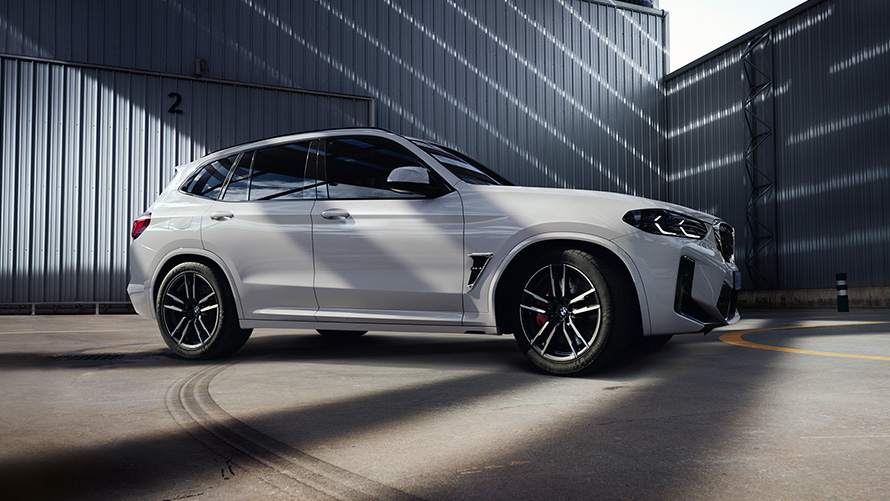 BMW X3 M F97 LCI Facelift 2021 в кольорі Alpine White, вид збоку на місці BMW X3 M F97 LCI Facelift 2021 в кольорі Alpine White, вид збоку на місці