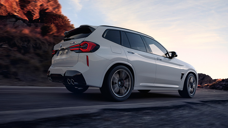 BMW X3 M F97 LCI 2021 в кольорі Alpine White, бічний вид збоку під низьким кутом BMW X3 M F97 LCI 2021 в кольорі Alpine White, бічний вид збоку під низьким кутом