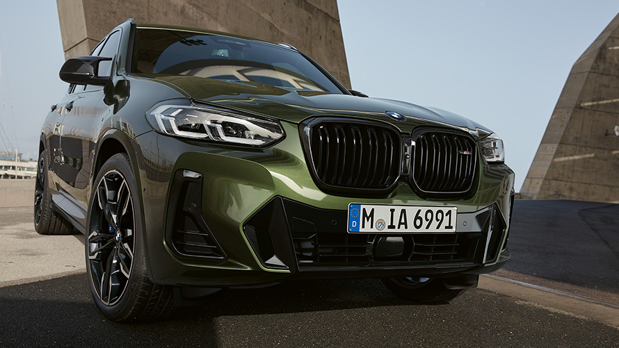BMW X3 M G01 LCI Facelift 2021 в кольорі Malachite Green металік, вид спереду в русі