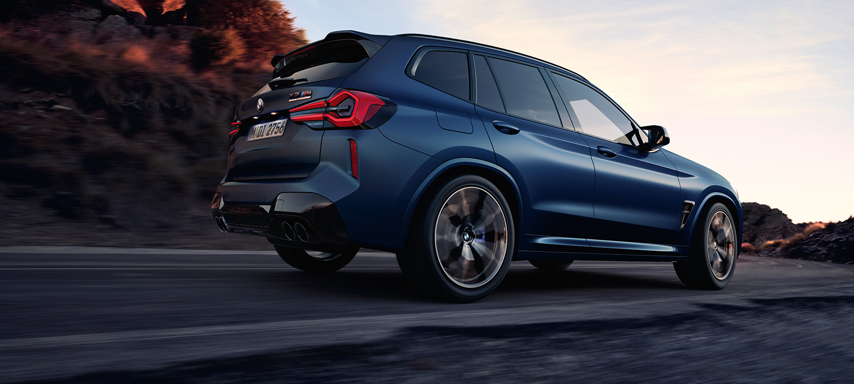 BMW X3 M Competition F97 LCI 2021, вид ззаду в три чверті, знімок з низького кута BMW X3 M Competition F97 LCI Facelift 2021 в кольорі Frozen Marina Bay Blue металік, вид ззаду в три чверті, знімок з низького кута