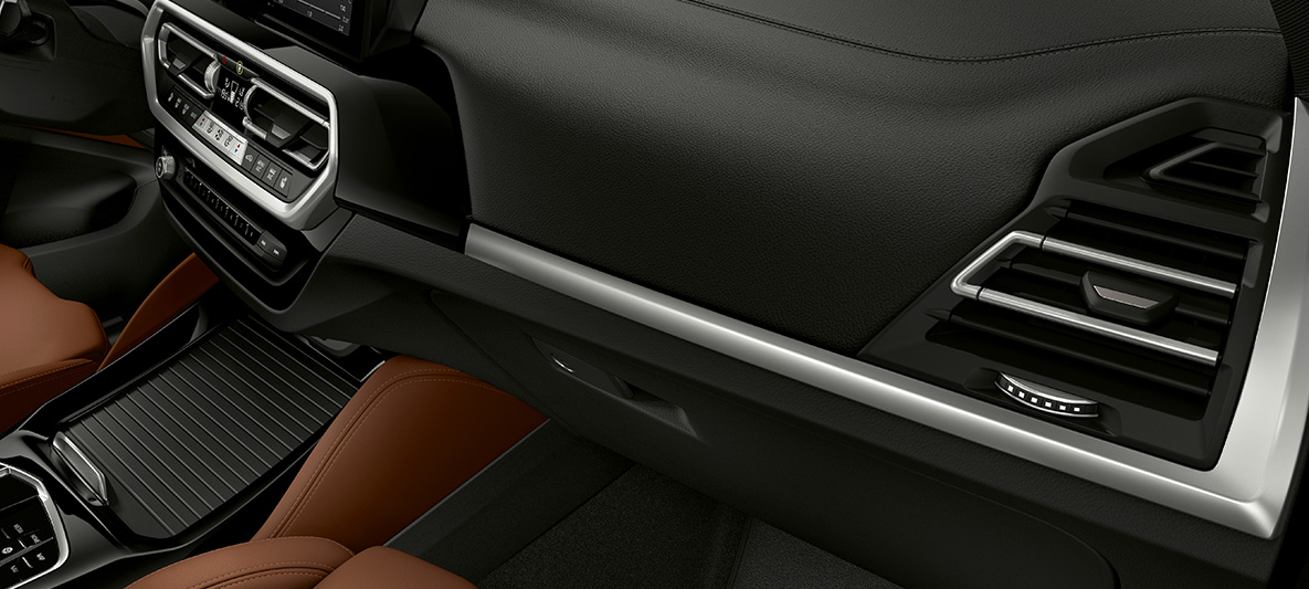 Декоративні планки BMW Individual BMW X3 M F97 LCI Facelift 2021 Декоративні планки BMW Individual кольору Piano Black на панелі приладів BMW X3 M F97 LCI Facelift 2021