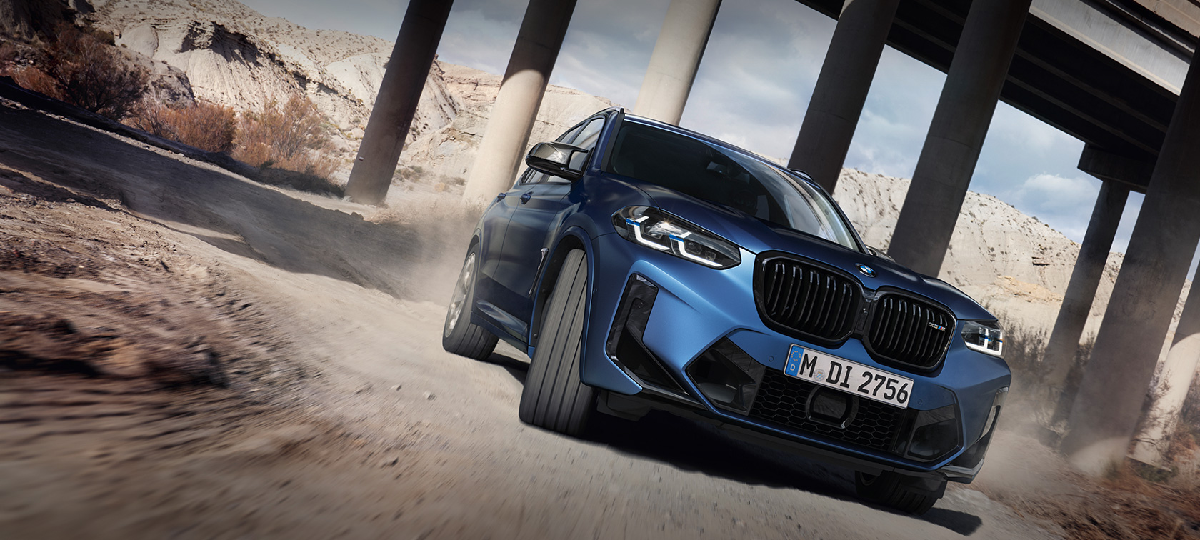 BMW X3 M Competition F97 LCI Facelift 2021 в кольорі Frozen Marina Bay Blue металік, вид спереду в три чверті в русі