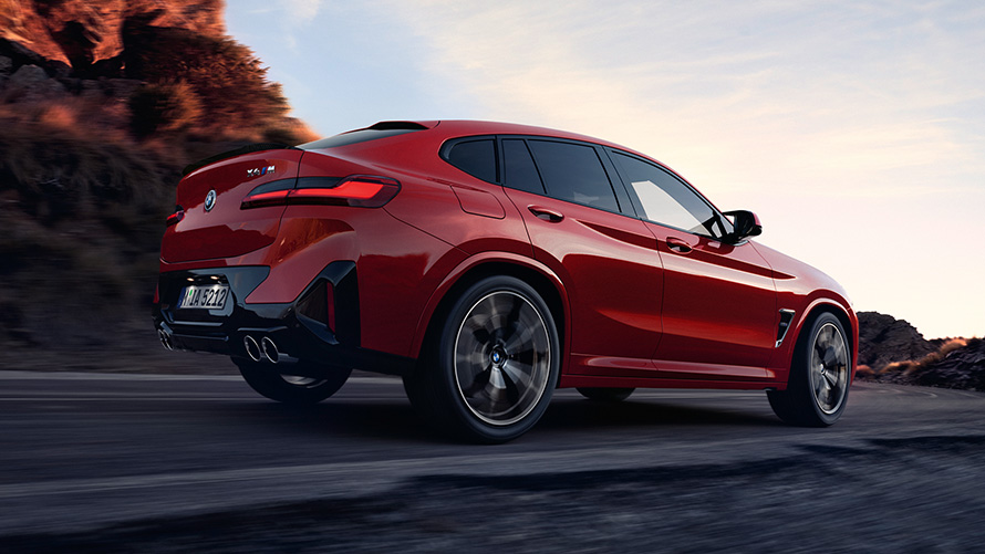 BMW X4 M F98 LCI Facelift 2021 M xDrive, вид ззаду в три чверті рухаючись по дорозі