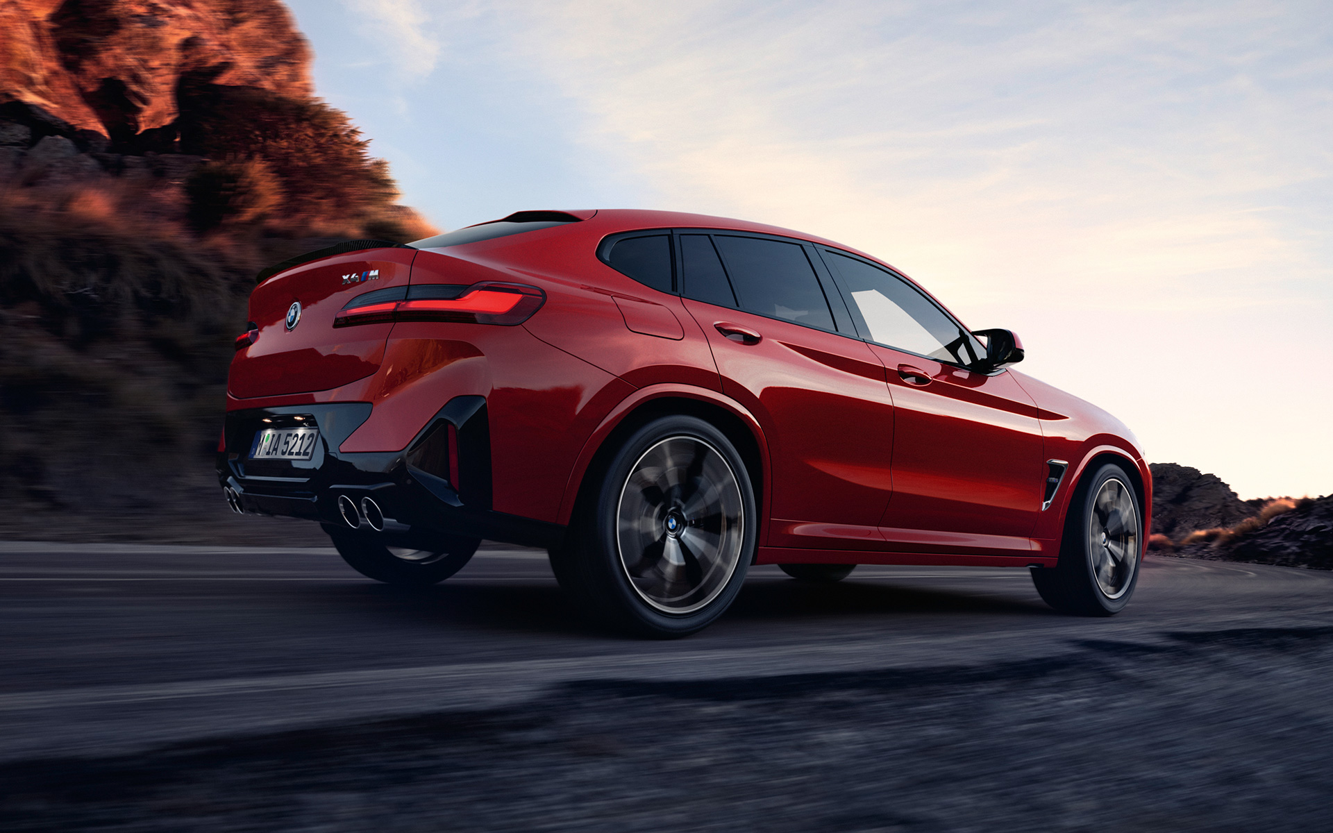 BMW X4 M F98 LCI Facelift 2021 M xDrive, вид ззаду в три чверті рухаючись по дорозі