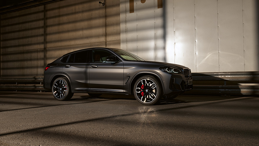 BMW X4 M40i G02 LCI 2021 Facelift, вид збоку перед глянсовою стіною