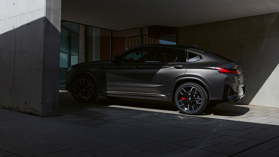 BMW X4 M40i G02 LCI 2021 Facelift, вид збоку, половина в тіні, перед входом в будинок