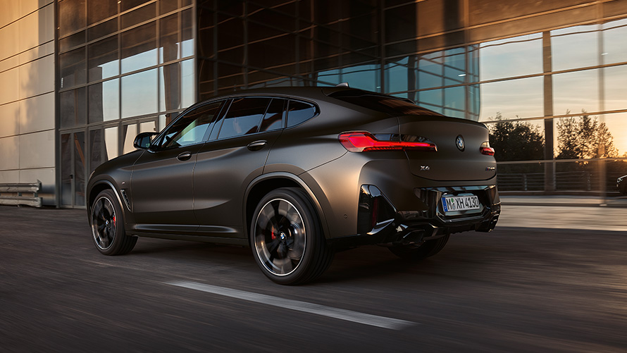 BMW X4 M40i G02 LCI 2021 Facelift, вид ззаду в три чверті перед скляним фасадом