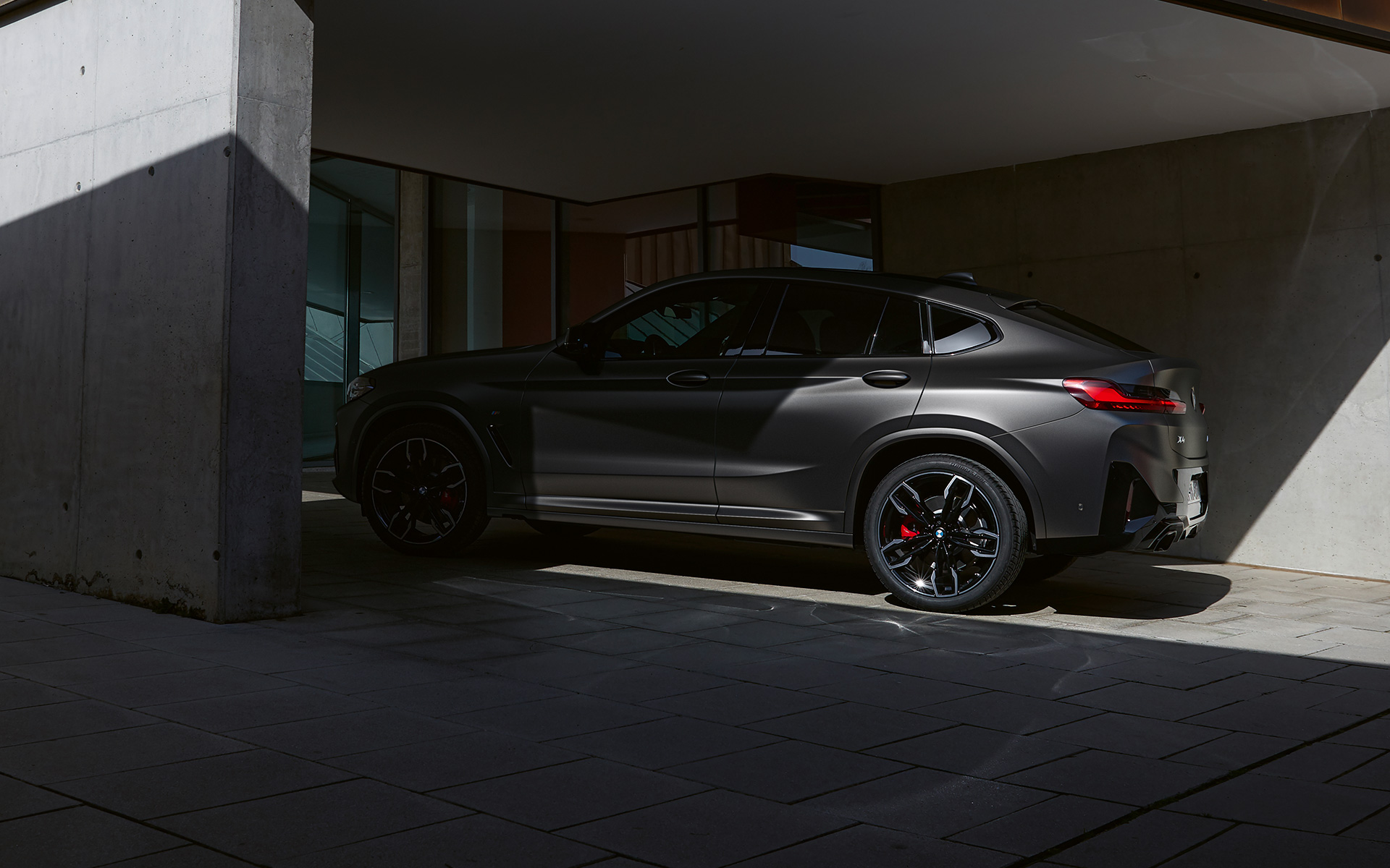 BMW X4 M40i G02 LCI 2021 Facelift, вид збоку, половина в тіні, перед входом в будинок