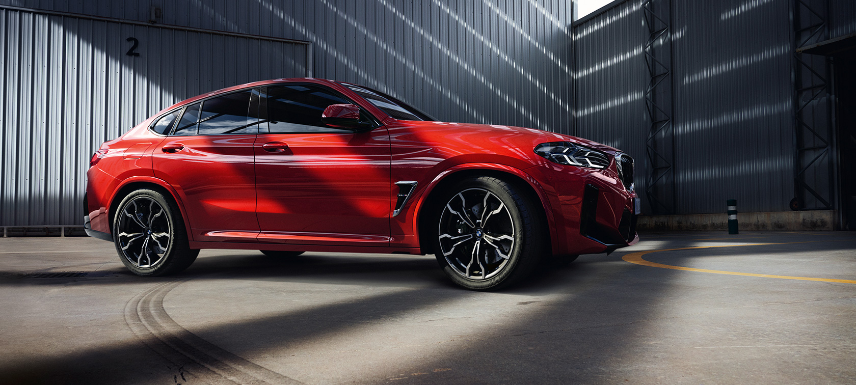 Вид спереду в три чверті BMW X4 M F98 LCI 2021 BMW X4 M F98 LCI Facelift 2021 в кольорі Toronto Red металік, вид спереду в три чверті всередині фабрики