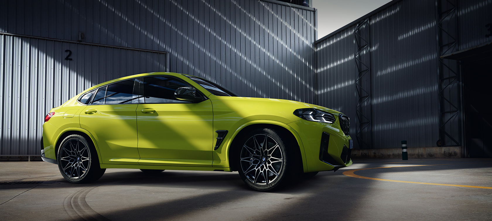BMW X4 M Competition F98 LCI Facelift 2021 кольорі Sao Paulo Yellow, вид збоку в холі