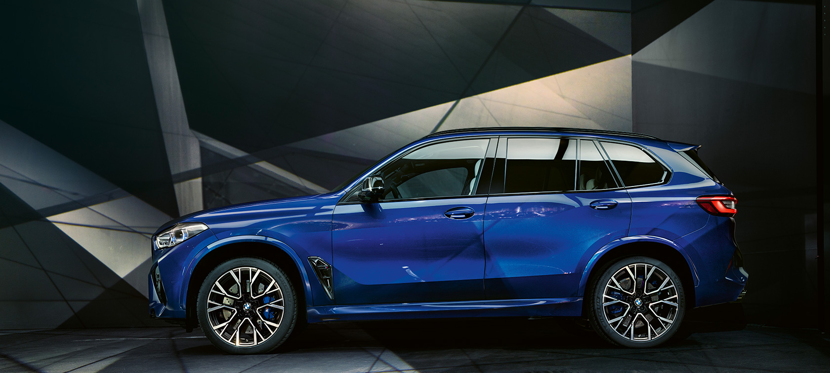 BMW X5 M Competition вид збоку BMW X5 M Competition Marina Bay Blue металік F95 вид збоку