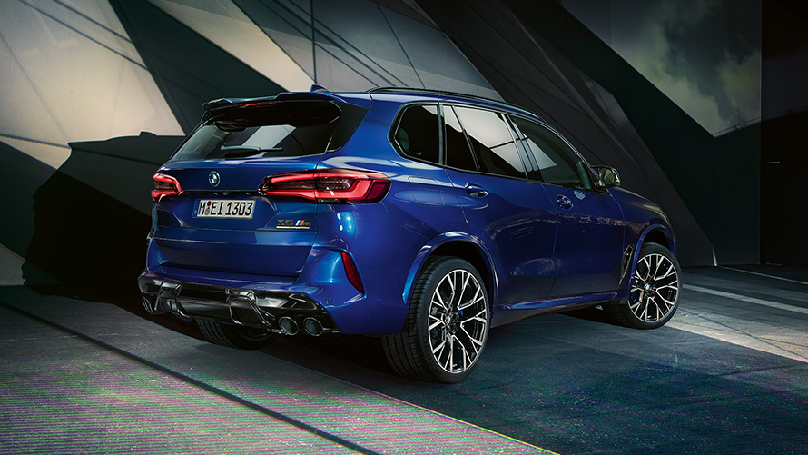 BMW X5 M Competition з легкосплавними дисками M F95 2020 SUV в кольорі Marina Bay Blue металік вид збоку