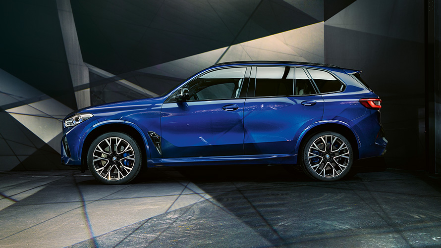 BMW X5 M Competition зі спортивною вихлопною системою M F95 2020 SUV в кольорі Marina Bay Blue металік вид ззаду в три чверті