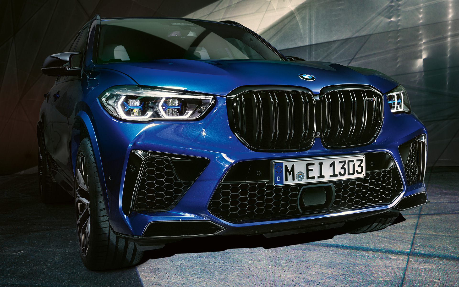 Подвійна решітка радіатора M BMW X5 M Competition F95 2020 SUV Marina Bay Blue металік спереду великим планом
