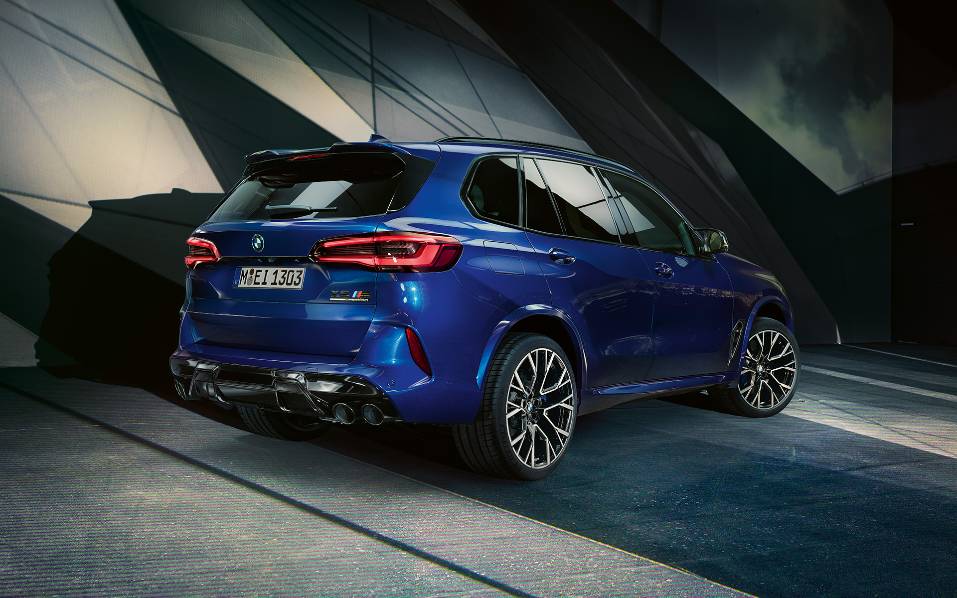 BMW X5 M Competition з легкосплавними дисками M F95 2020 SUV в кольорі Marina Bay Blue металік вид збоку