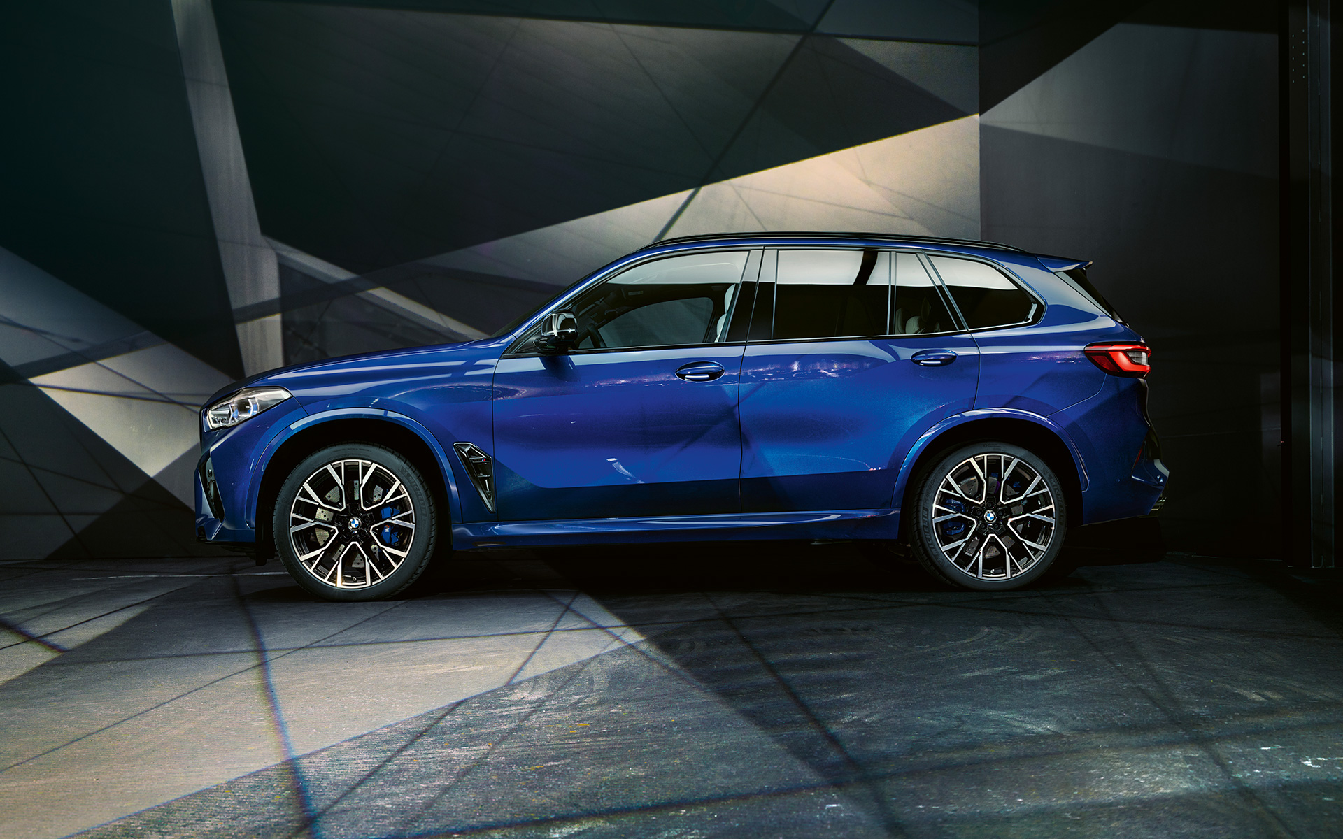 BMW X5 M Competition зі спортивною вихлопною системою M F95 2020 SUV в кольорі Marina Bay Blue металік вид ззаду в три чверті