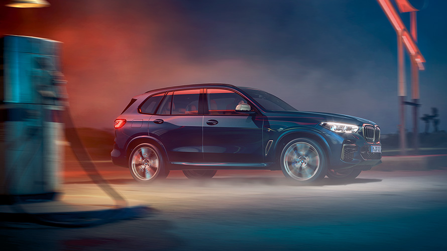 BMW X5 M50i та M50d G05 2018 SUV з легкосплавними дисками М light Carbon black металік вид збоку