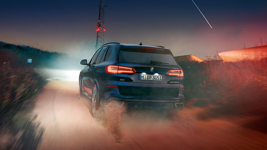 BMW X5 M50d з спойлером на даху М G05 2018 SUV Carbon black металік вид ззаду