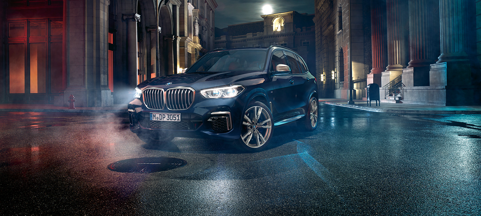 BMW X5 M50i та M50d G05 2018 SUV в кольорі Carbon Black металік вид спереду в три чверті