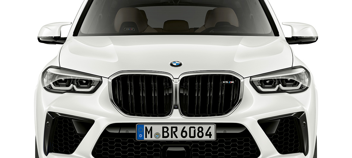 Передня частина BMW X5 M F95 Подвійна решітка радіатора М BMW X5 M Mineral white F95 2020 SUV вид спереду