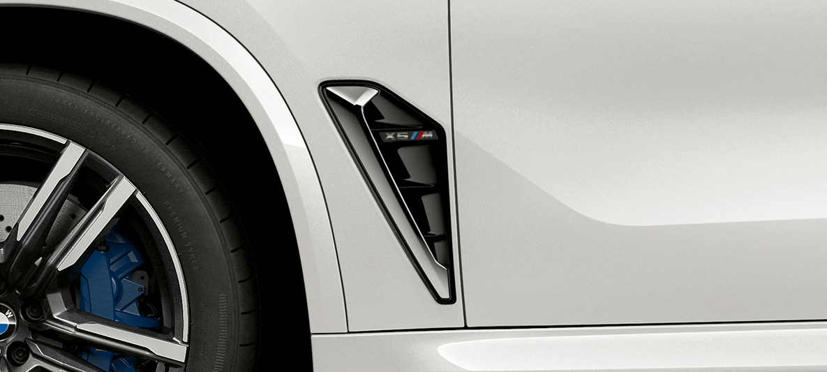Бічні «зябра» BMW X5 M F95 Бічні «зябра» М BMW X5 M Mineral white F95 2020 великим планом