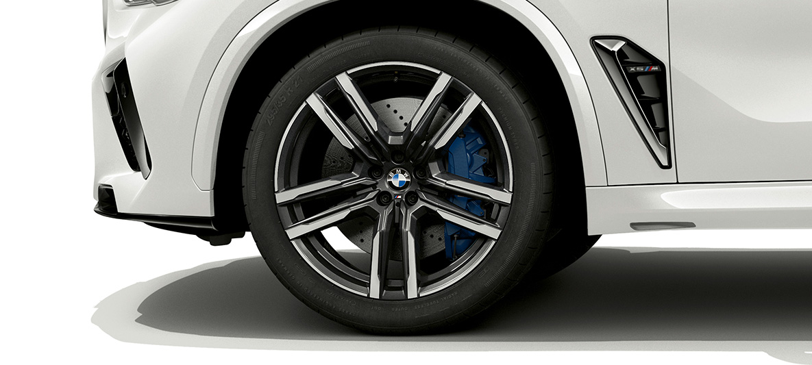21-дюймові легкосплавні диски M Bicolor Orbitgrey BMW X5 M F95 21-дюймові легкосплавні диски M Bicolor Orbitgrey BMW X5 M Mineral white F95 2020 SUV великим планом