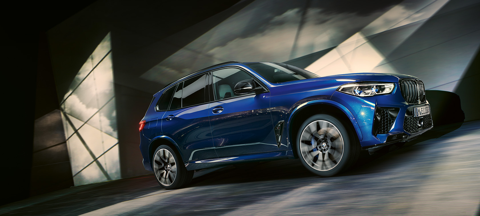 Позашляховики BMW X5 M F95 2020 BMW X5 M Competition в кольорі Marina Bay Blue металік вид збоку в три чверті кадр в русі під низьким кутом