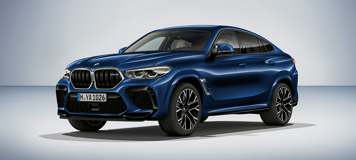 BMW X6 M в BMW Individual Tanzanite Blue металік BMW X6 M F96 SUV 2020 BMW Individual Tanzanite Blue металік вид збоку з поворотом в три чверті