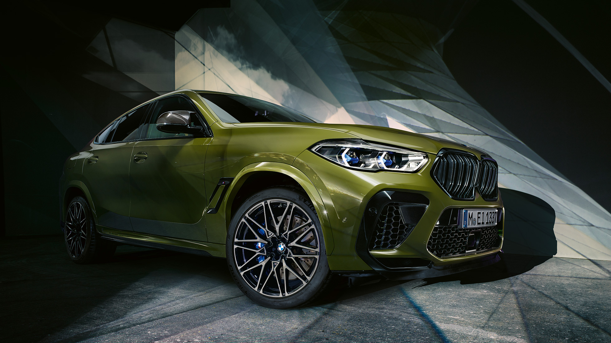 Дизайн екстер’єру BMW X6 M Competition Дизайн екстер’єру BMW X6 M Competition F96 2020 BMW Individual спеціальна фарба Urban Green SUV вид спереду з поворотом в три чверті