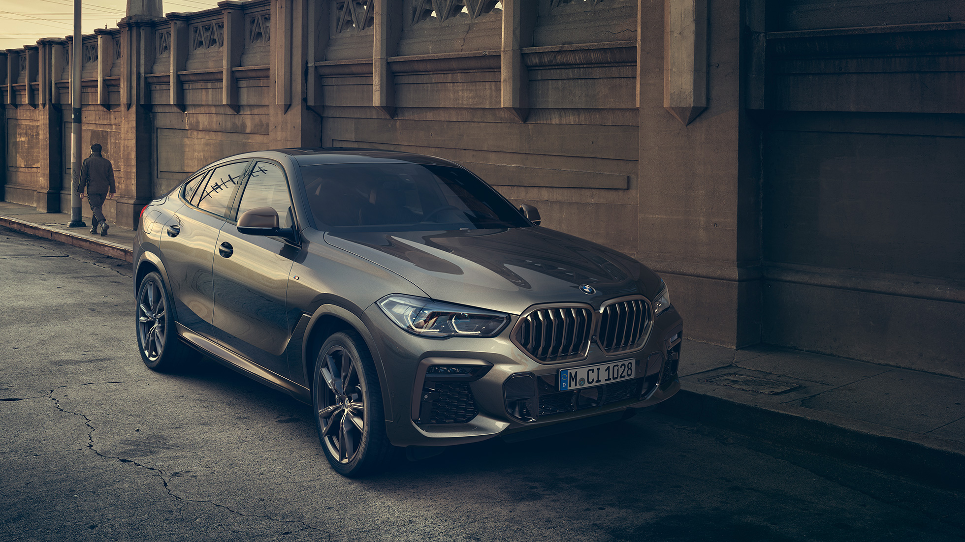 BMW X6 M50i з 8-циліндровим бензиновим двигуном M TwinPower Turbo BMW X6 M50i з 8-циліндровим бензиновим двигуном M TwinPower Turbo G06 Manhattan металік вид збоку з поворотом в три чверті