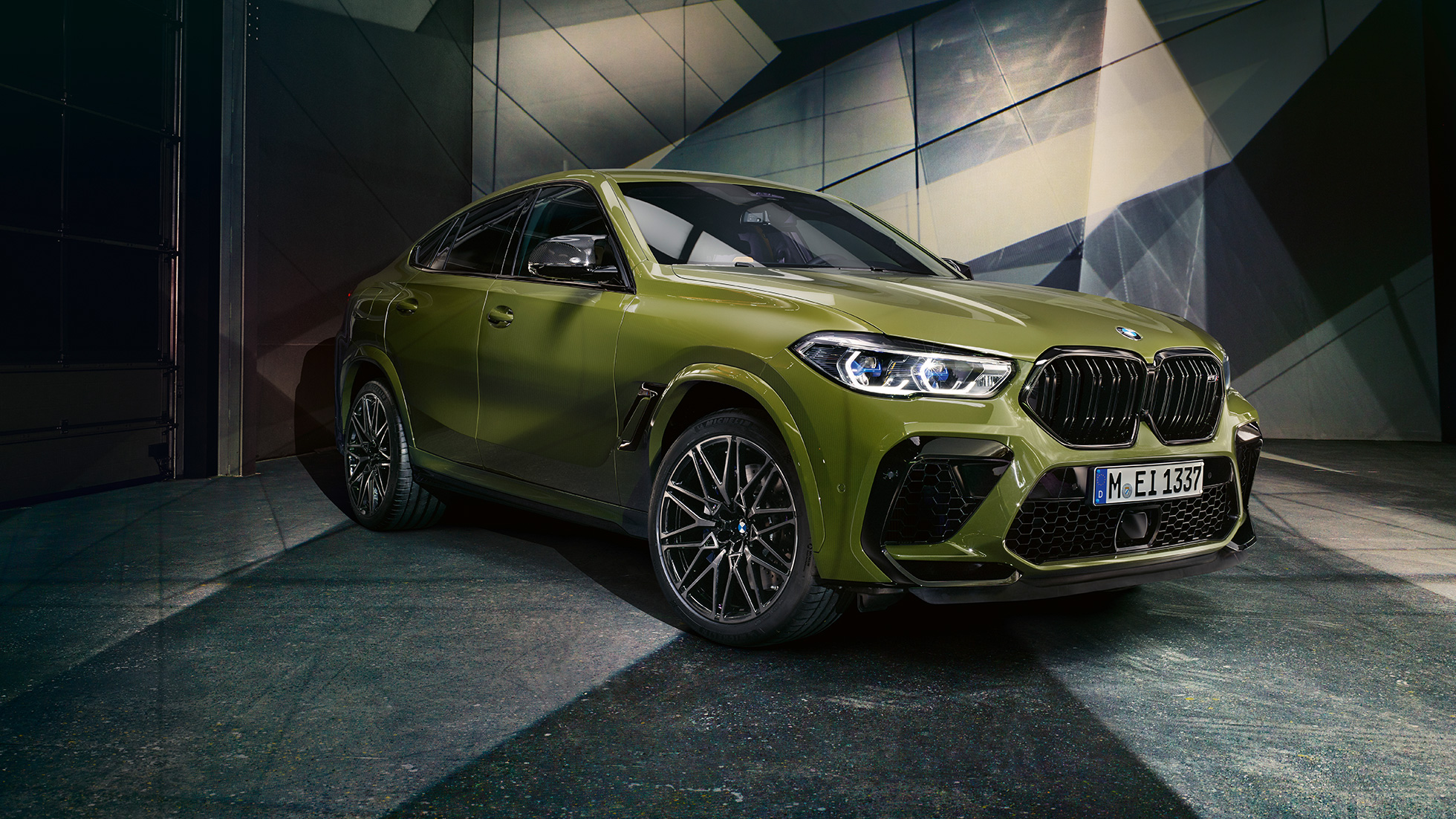 Подвійна решітка радіатора M BMW X6 M Competition Подвійна решітка радіатора М BMW X6 M Competition F96 BMW Individual спеціальна фарба Urban Green SUV вид спереду з поворотом в три чверті