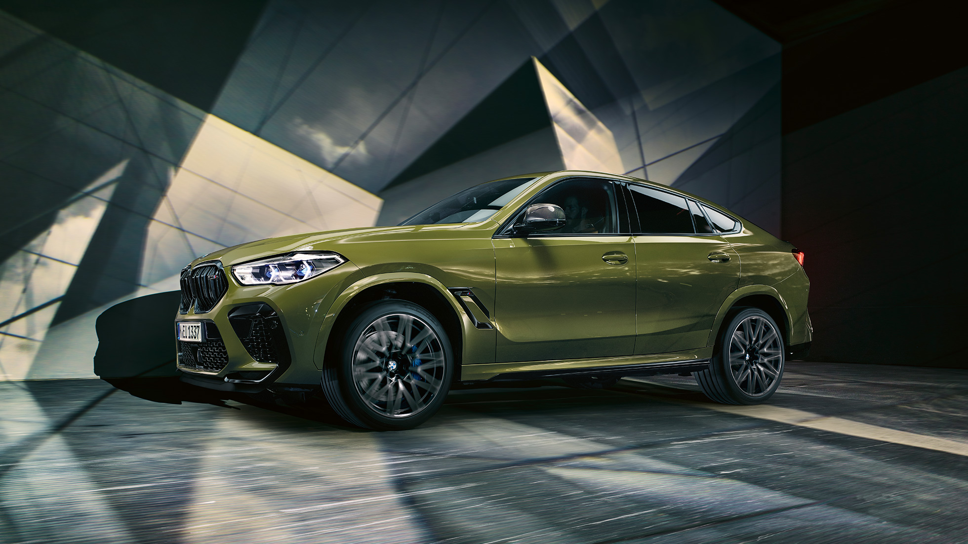 BMW X6 M Competition вид збоку BMW X6 M Competition з легкосплавними дисками M F96 BMW Individual спеціальна фарба Urban Green вид збоку