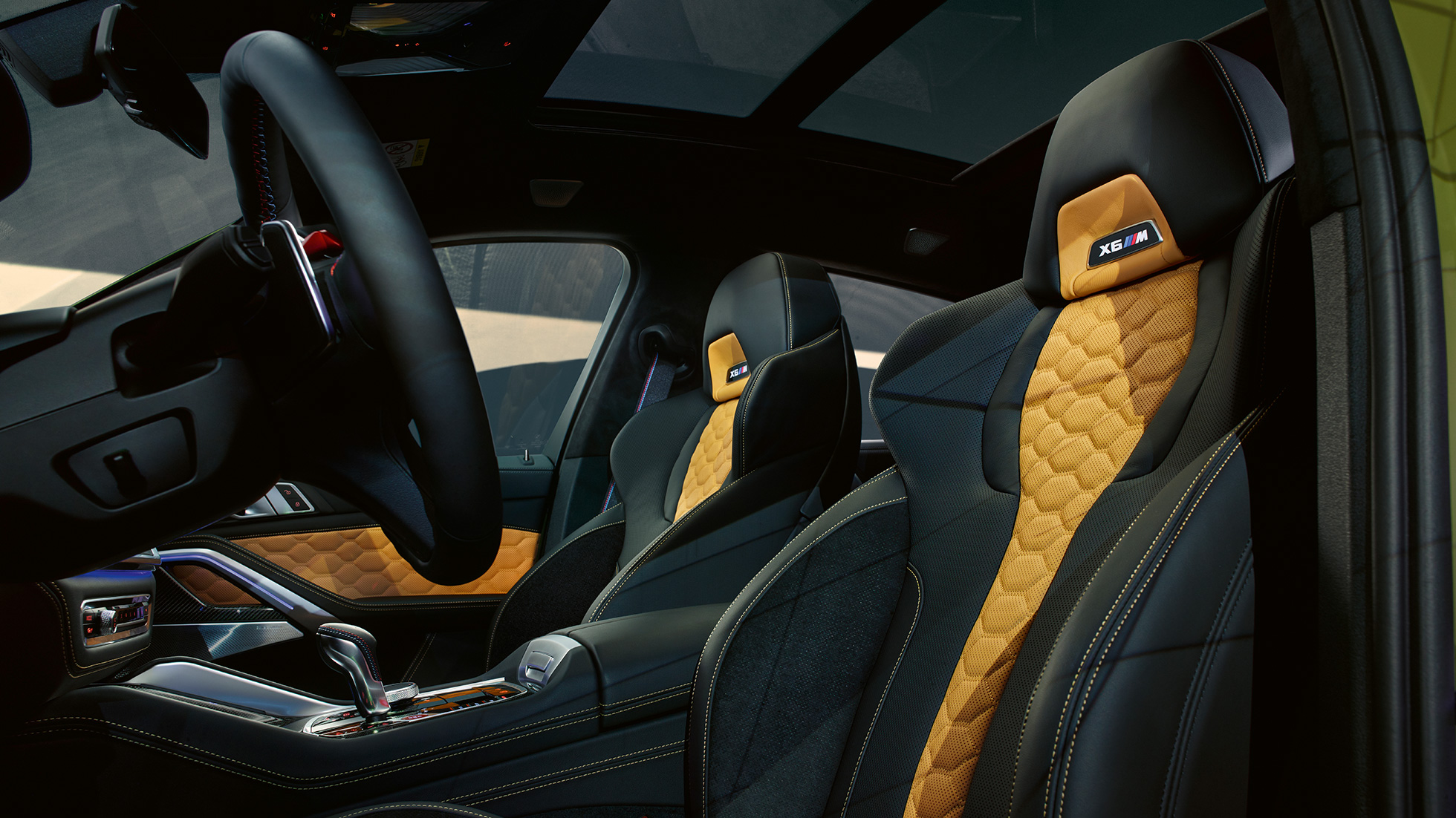 Багатофункціональні сидіння М BMW X6 M Competition Багатофункціональні сидіння М з підсвіченим позначенням X5 6 BMW X6 M Competition F96 салон