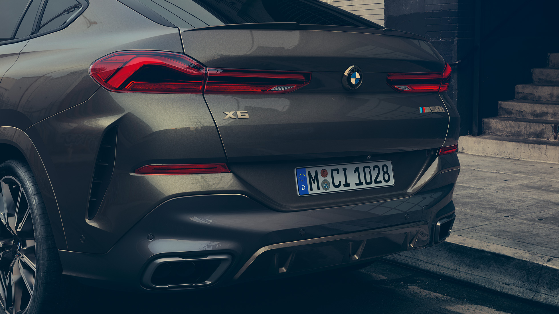 BMW X6 M50i вид ззаду BMW X6 M50i вид ззаду крупним планом