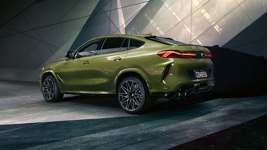 BMW X6 M Competition вид ззаду з поворотом в три чверті BMW X6 M Competition F96 2020 BMW Individual спеціальна фарба Urban Green вид ззаду з поворотом в три чверті