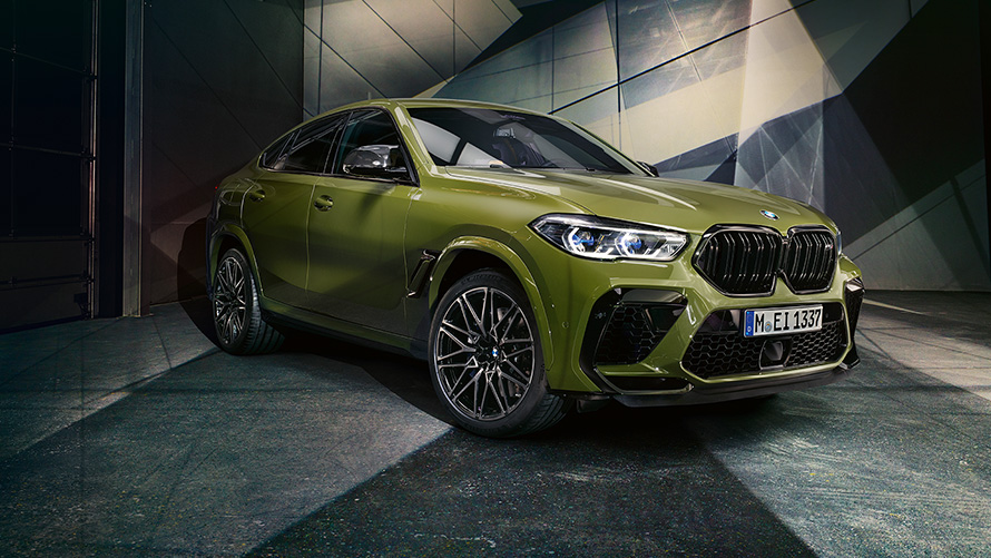 Подвійна решітка радіатора М BMW X6 M Competition F96 2020 SUV особлива фарба BMW Individual Urban Green SUV вид спереду в три чверті