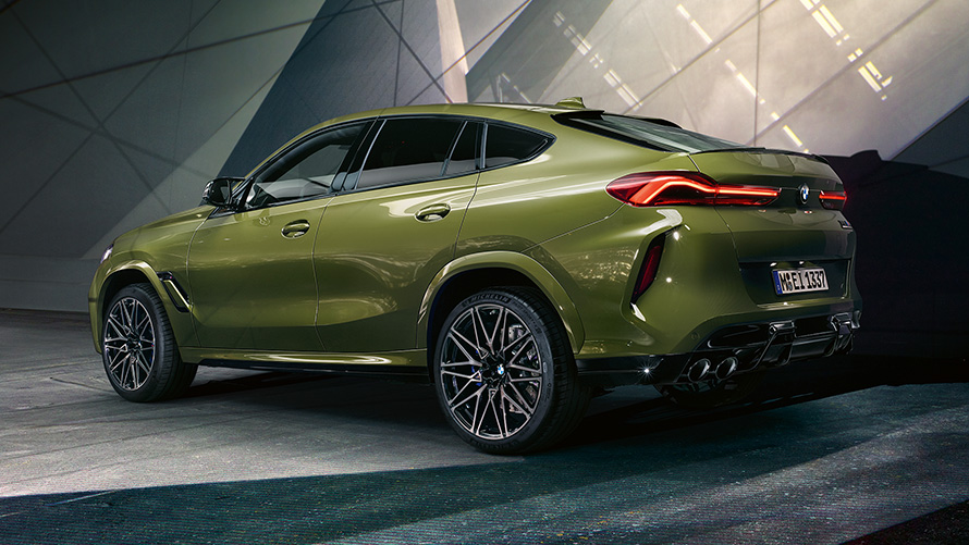 BMW X6 M Competition зі спортивною вихлопною системою М F96 2020 SUV особлива фарба BMW Individual Urban Green SUV вид ззаду в три чверті