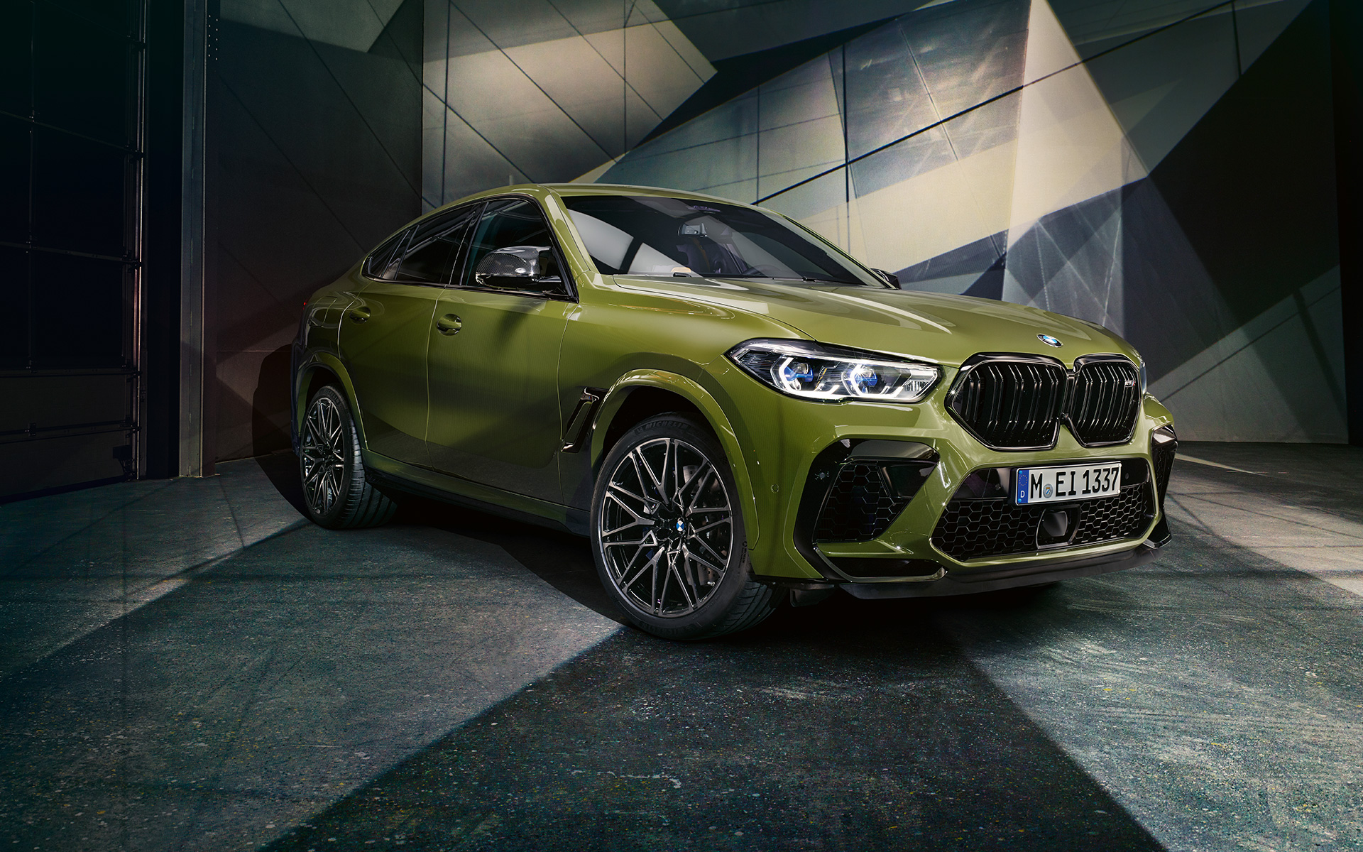 Подвійна решітка радіатора М BMW X6 M Competition F96 2020 SUV особлива фарба BMW Individual Urban Green SUV вид спереду в три чверті