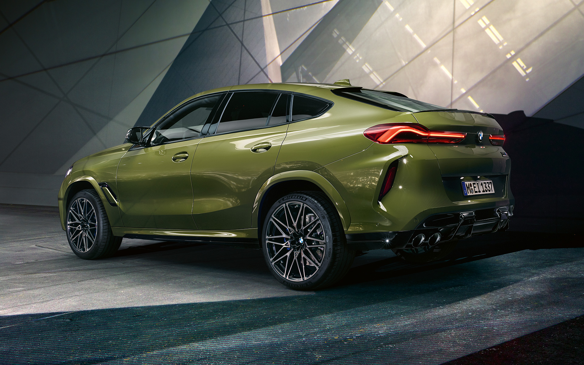 BMW X6 M Competition зі спортивною вихлопною системою М F96 2020 SUV особлива фарба BMW Individual Urban Green SUV вид ззаду в три чверті