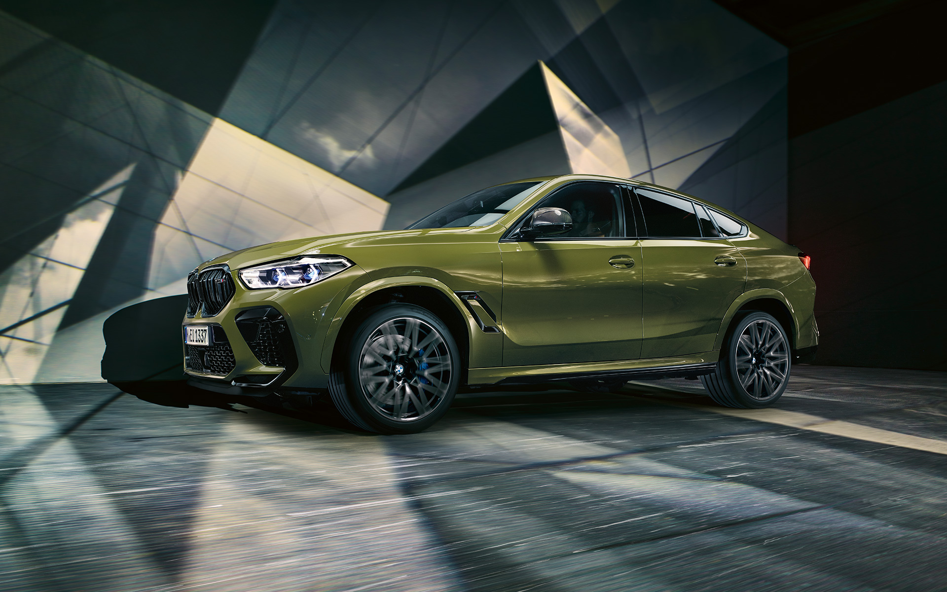 BMW X6 M Competition з легкосплавними дисками М F96 2020 SUV особлива фарба BMW Individual Urban Green вид збоку
