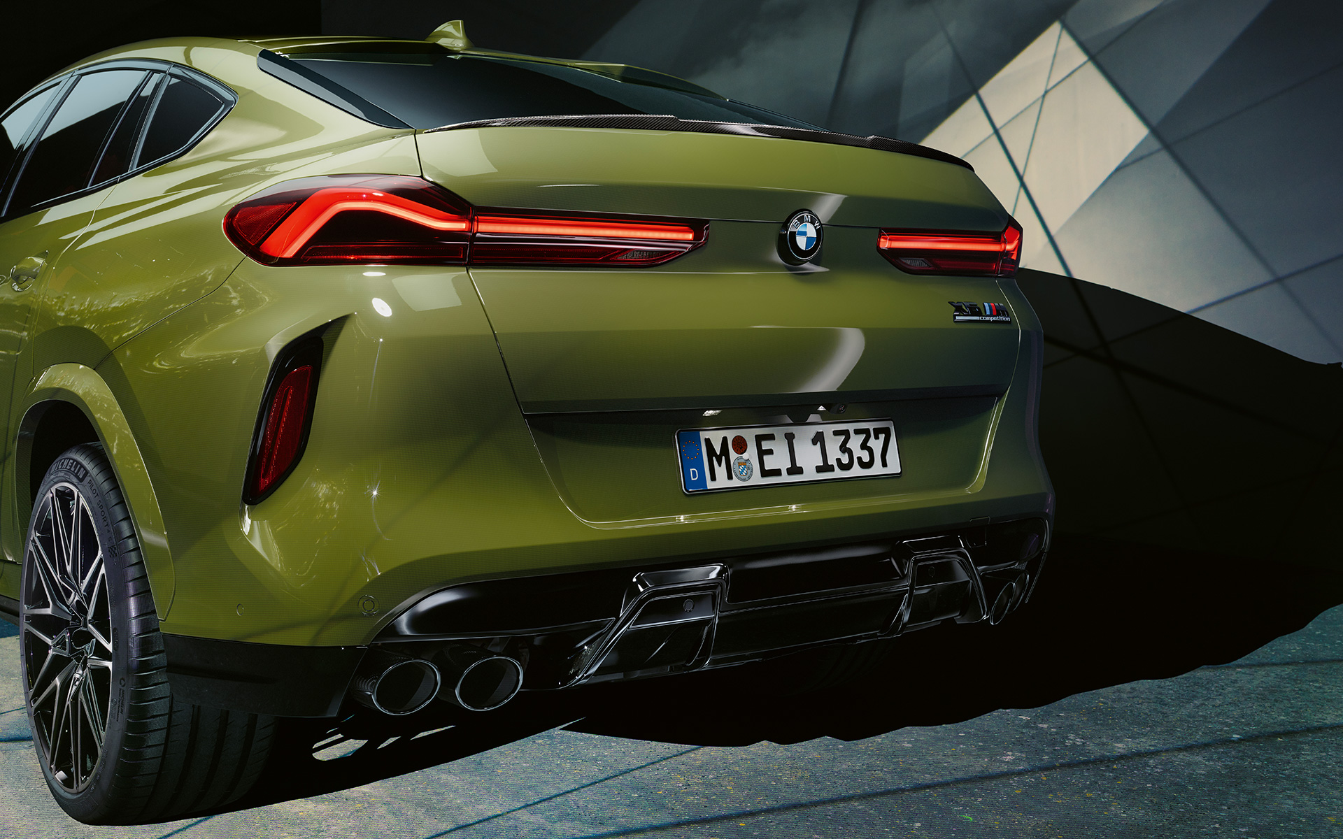 BMW X6 M Competition зі спортивною вихлопною системою М F96 2020 SUV особлива фарба BMW Individual Urban Green вид ззаду великим планом