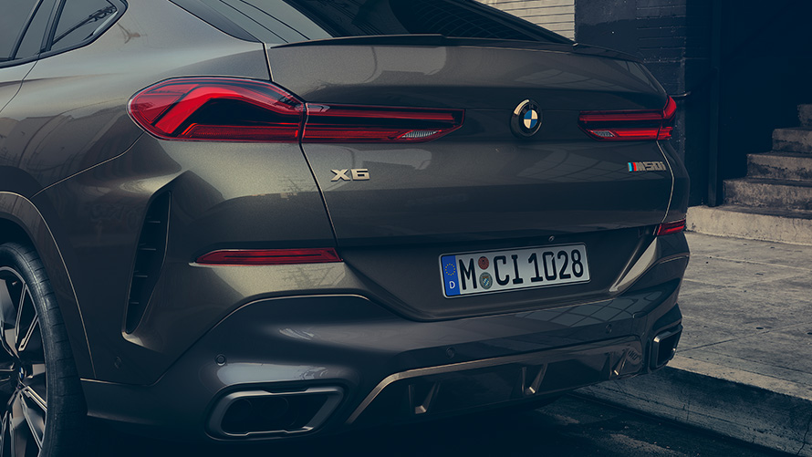 Великий план на задню частину BMW X6 M50i G06 2018 SUV