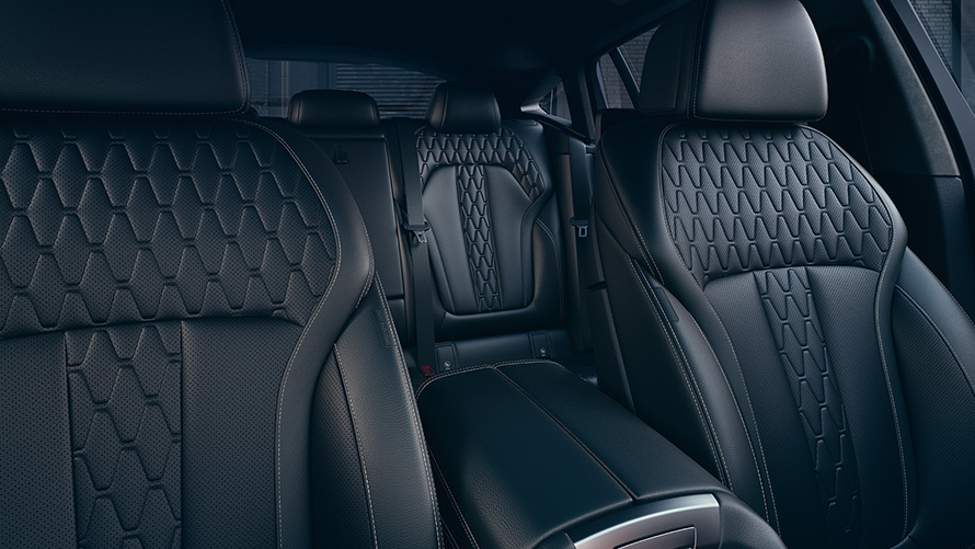 Інтер'єр із спортивними сидіннями позашляховика BMW X6 M50i M50d G06 2018 SUV