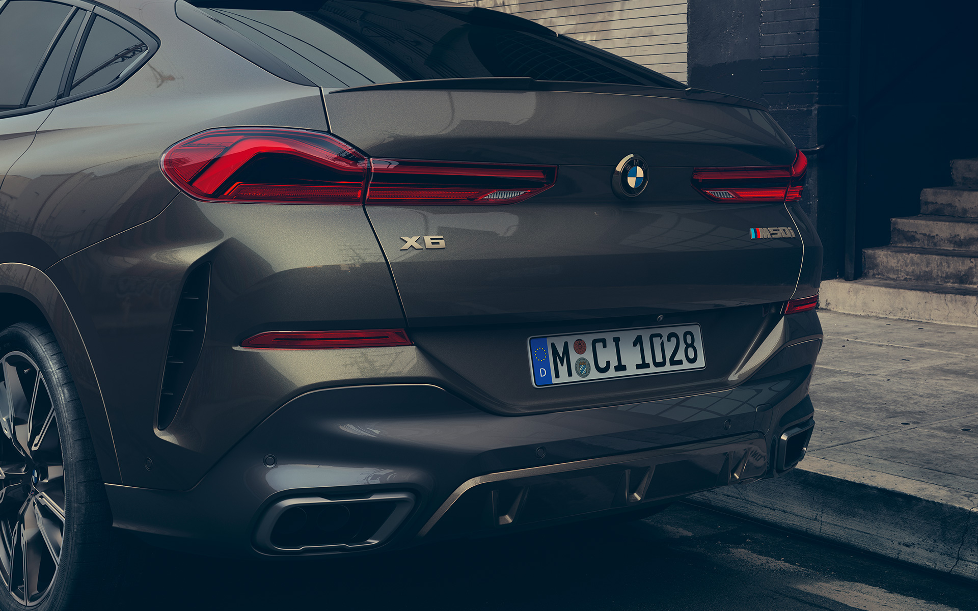 Великий план на задню частину BMW X6 M50i G06 2018 SUV