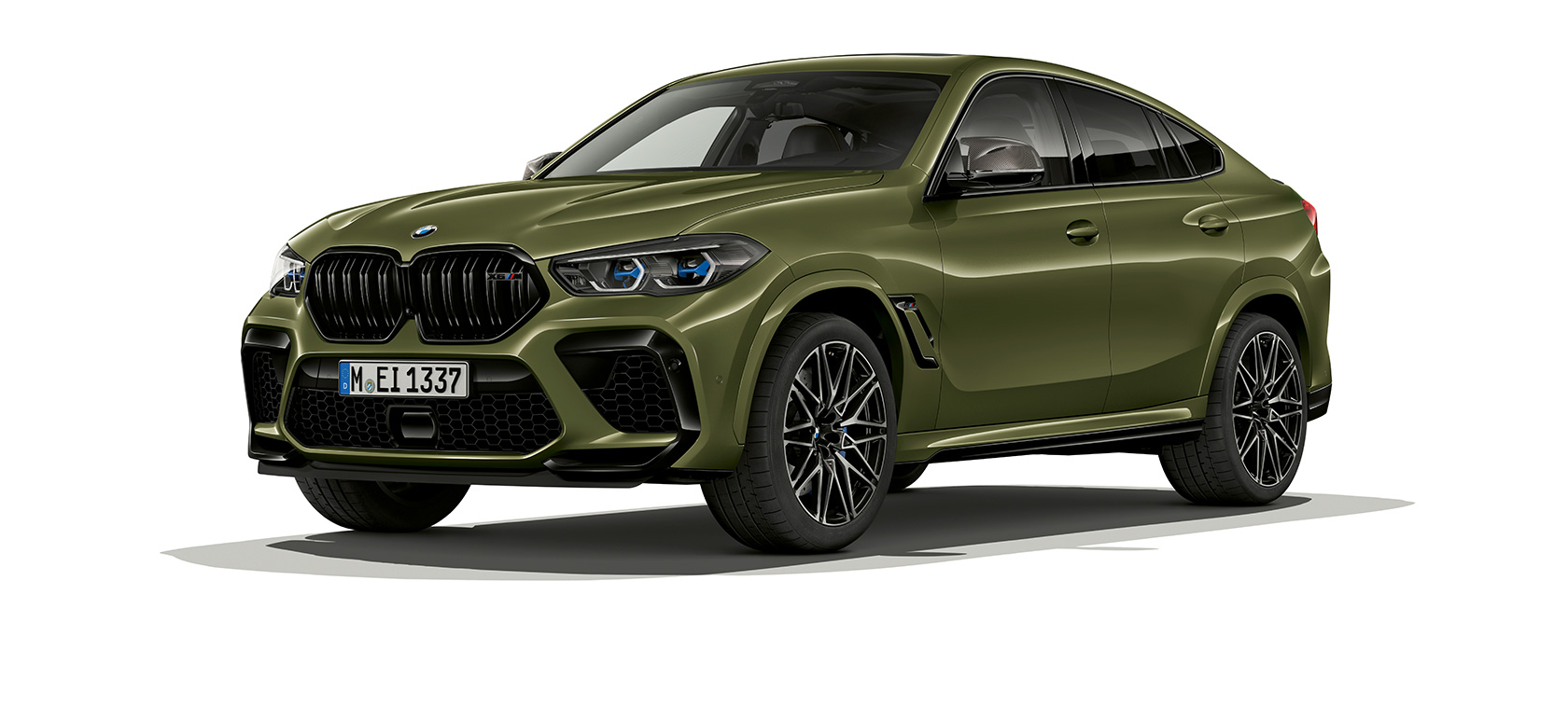 BMW X6 M Competition вид збоку в три чверті F96 BMW X6 M Competition F96 2020 SUV особлива фарба BMW Individual Urban Green вид збоку в три чверті