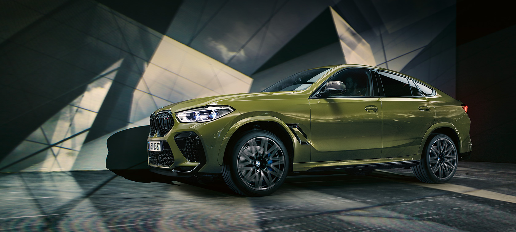 Автомобілі BMW X6 M спеціальна фарба BMW Individual Urban Green F96 2020 SUV вид спереду в три чверті