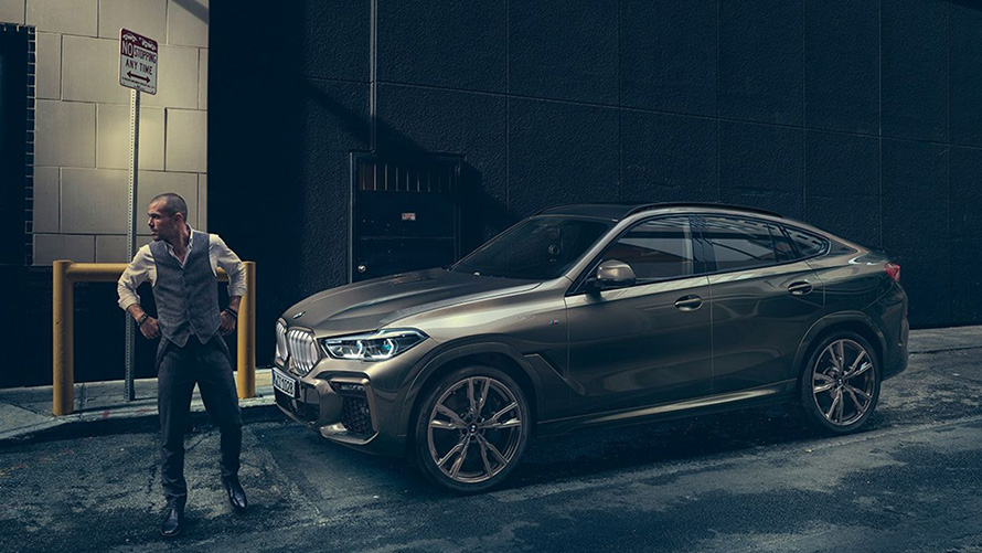 BMW X6 G06 2018 SUV вид спереду в три чверті на парковці BMW X6 G06 2018 SUV вид спереду в три чверті на парковці
