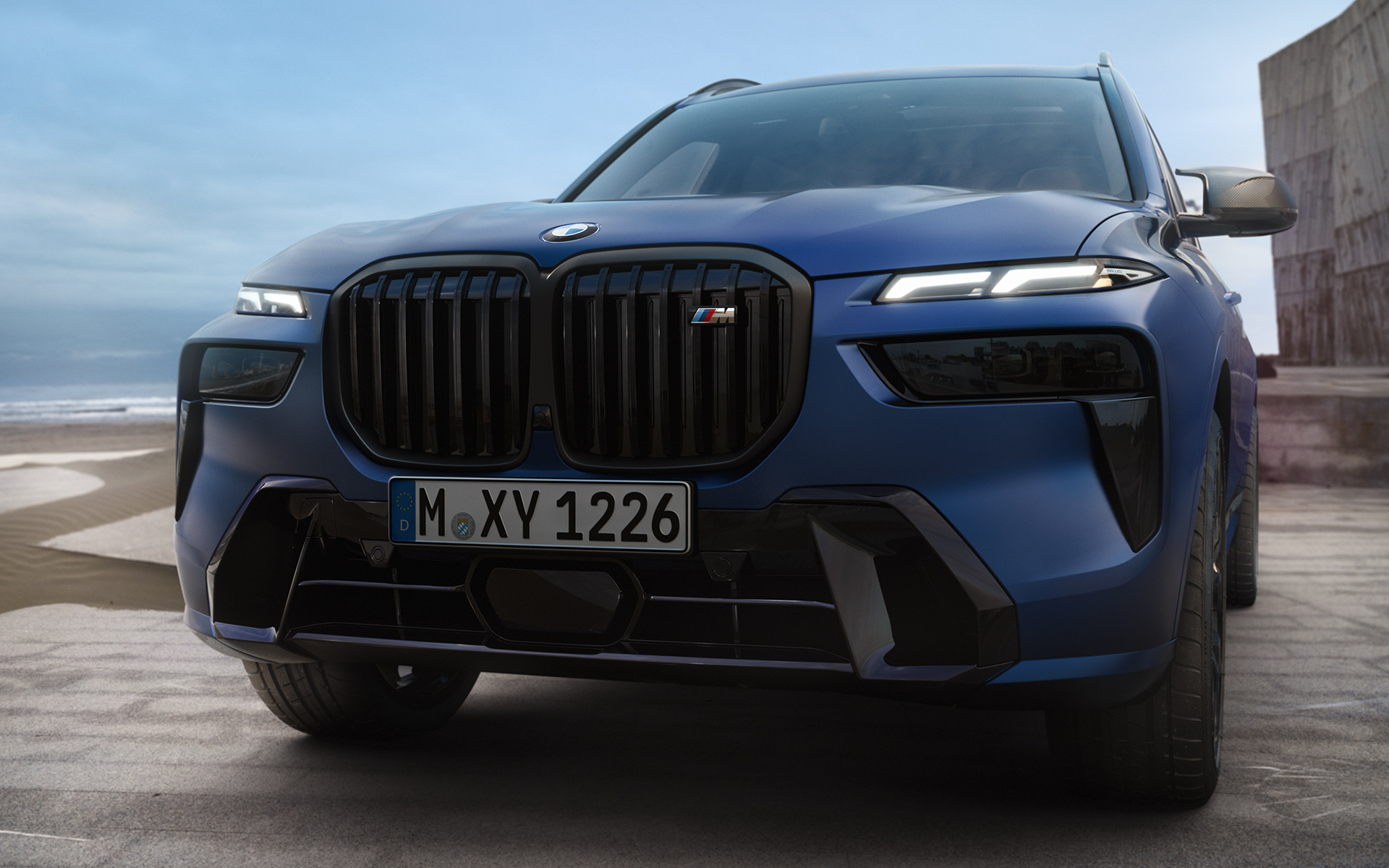 Перед BMW X7 M60i xDrive G07 LCI Frozen Marina Bay Blue на місці великим планом Перед BMW X7 M60i xDrive G07 LCI Frozen Marina Bay Blue на місці великим планом
